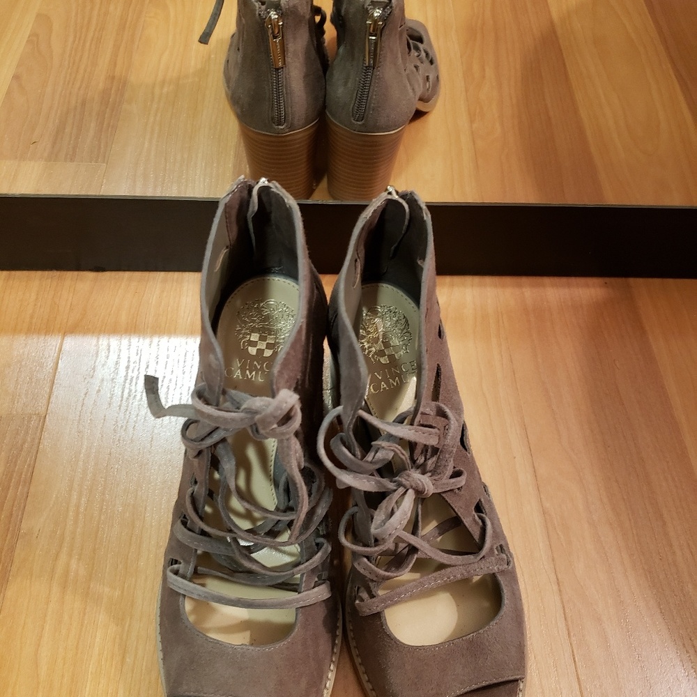 Vince Camuto Tan Suede Heel. - Picture 8 of 8